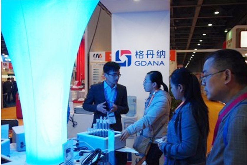 工程師正在介紹石墨系列消解儀情況