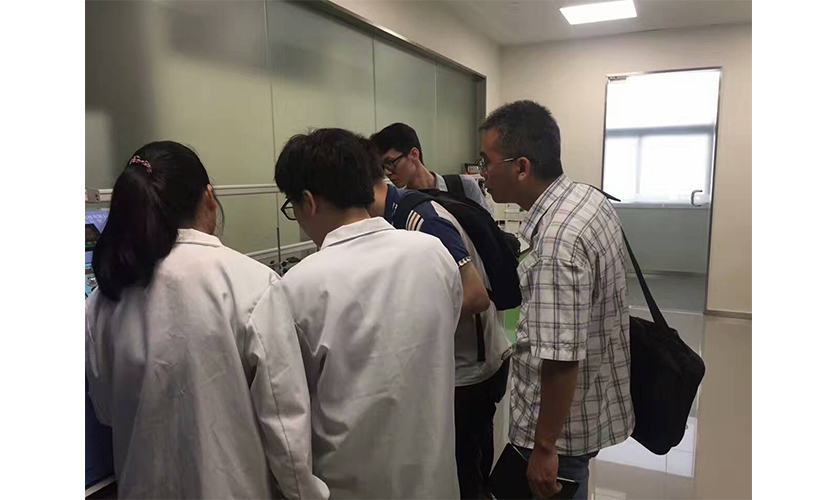 在格丹納工程師指導(dǎo)下進(jìn)行操作