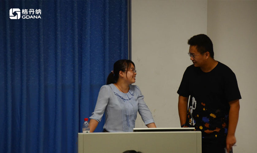 格丹納實驗工程師何麗緩老師與學生進行實驗的討論與交流