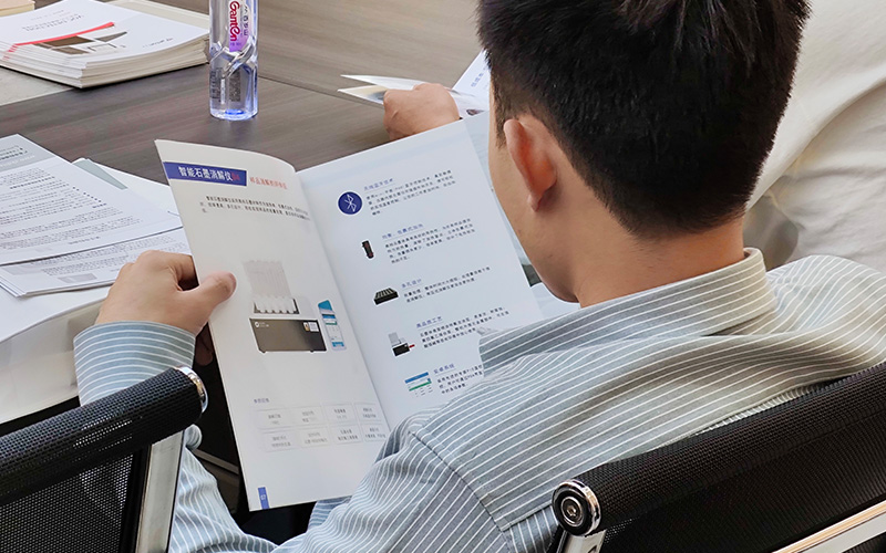 經(jīng)銷商觀看格丹納產(chǎn)品畫(huà)冊(cè)