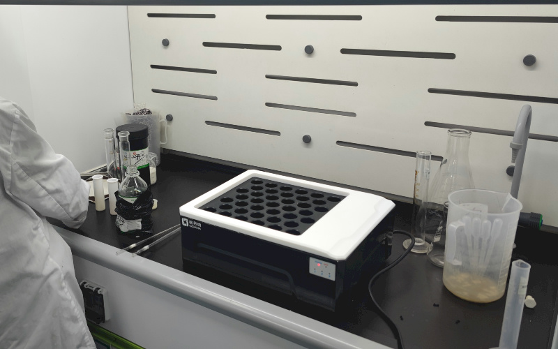 智能石墨消解儀適合哪些工作環(huán)境？從腐蝕強(qiáng)度看適配場(chǎng)景